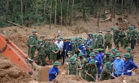 Truy thăng quân hàm và tặng Huy hiệu "Tuổi trẻ dũng cảm" cho hai cán bộ trong đoàn công tác
